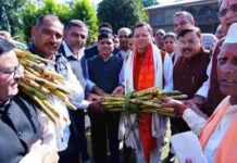 मुख्यमंत्री ने सुनी किसानों की समस्याएं, लॉन में बैठकर लिया गन्ने का स्वाद